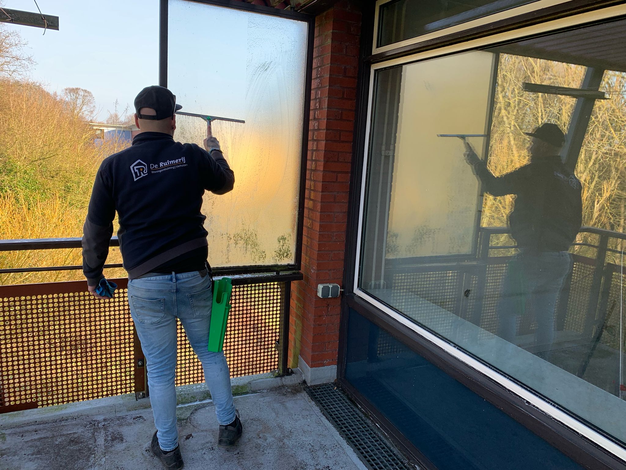 Glazen wassen voor oplevering de Ruimerij